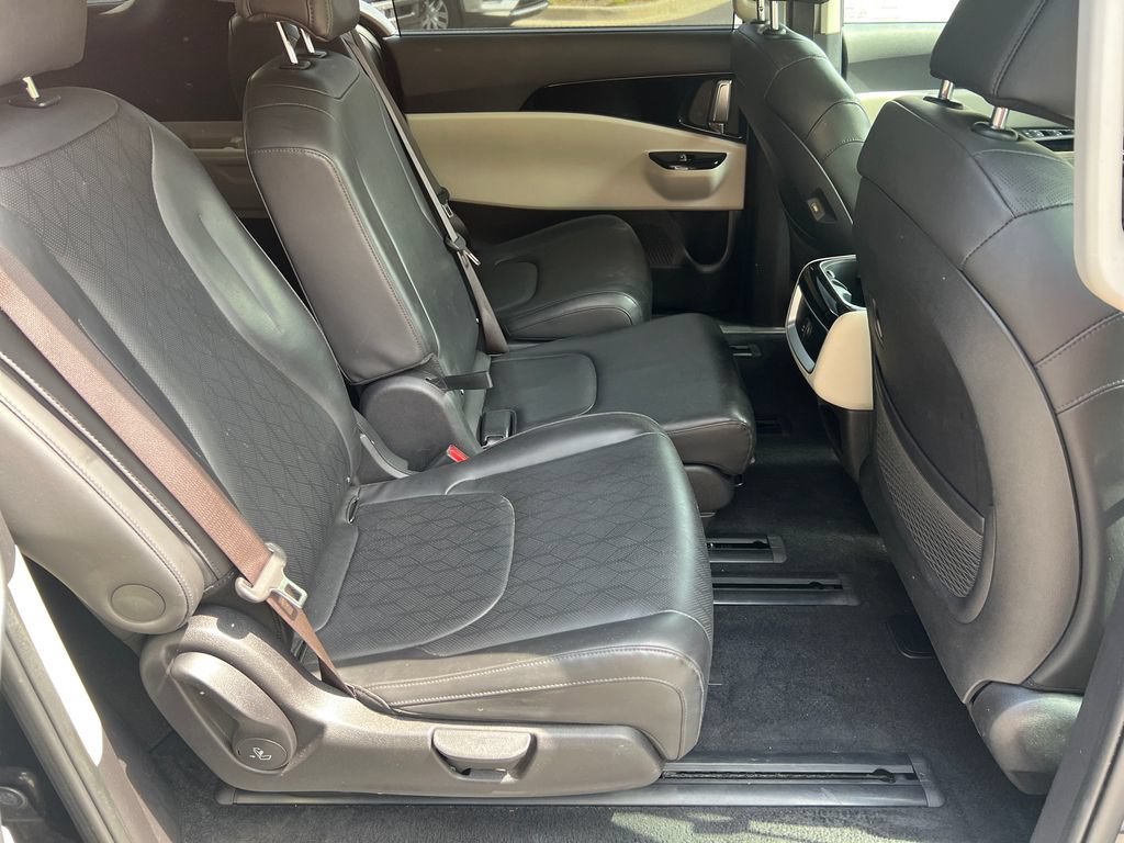 Used 2024 Kia Carnival EX FWD image 16