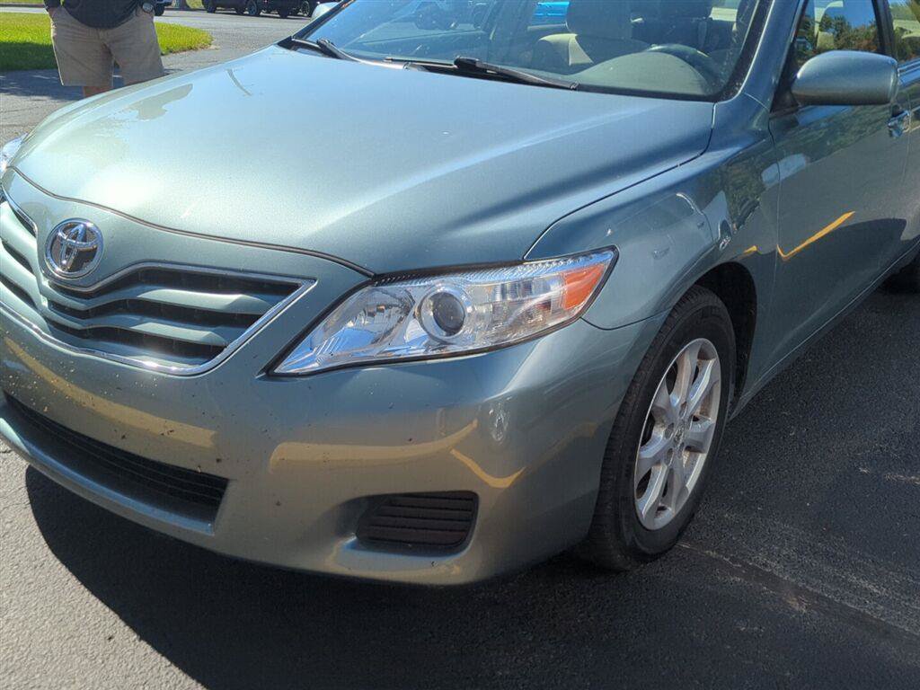 Used 2010 Toyota Camry SE FWD image 2