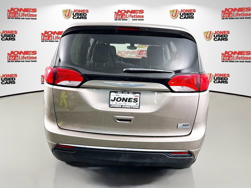 Used 2017 Chrysler Pacifica Touring Plus FWD image 13