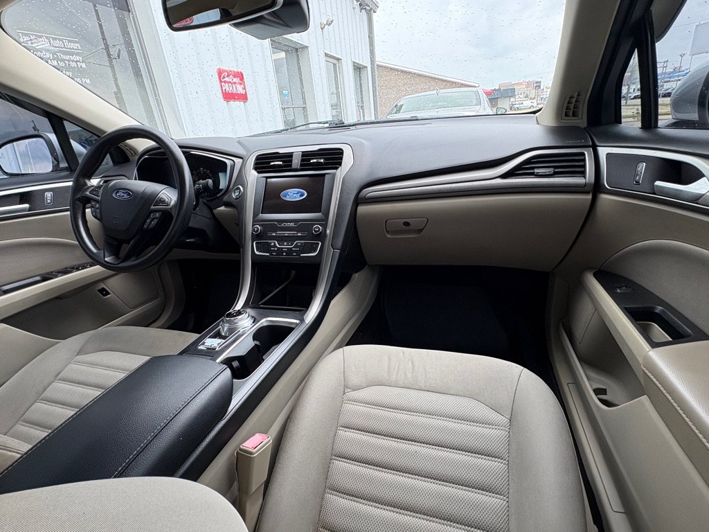 Used 2019 Ford Fusion SE FWD image 18