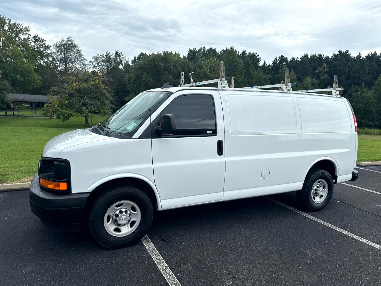 Used 2017 Chevrolet Express 2500 image 10