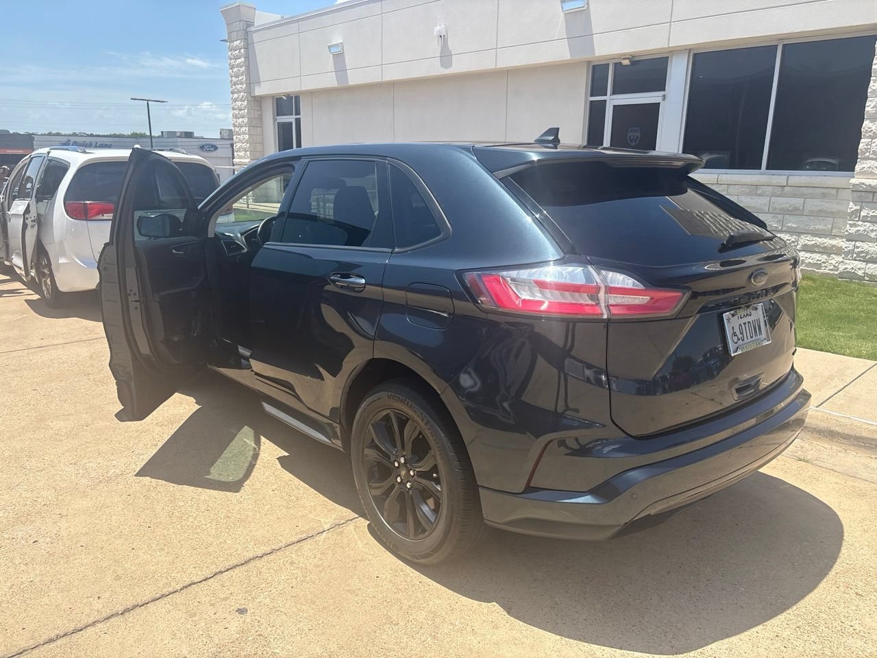 Used 2022 Ford Edge SE w/ Black Appearance Package AWD/4WD image 2