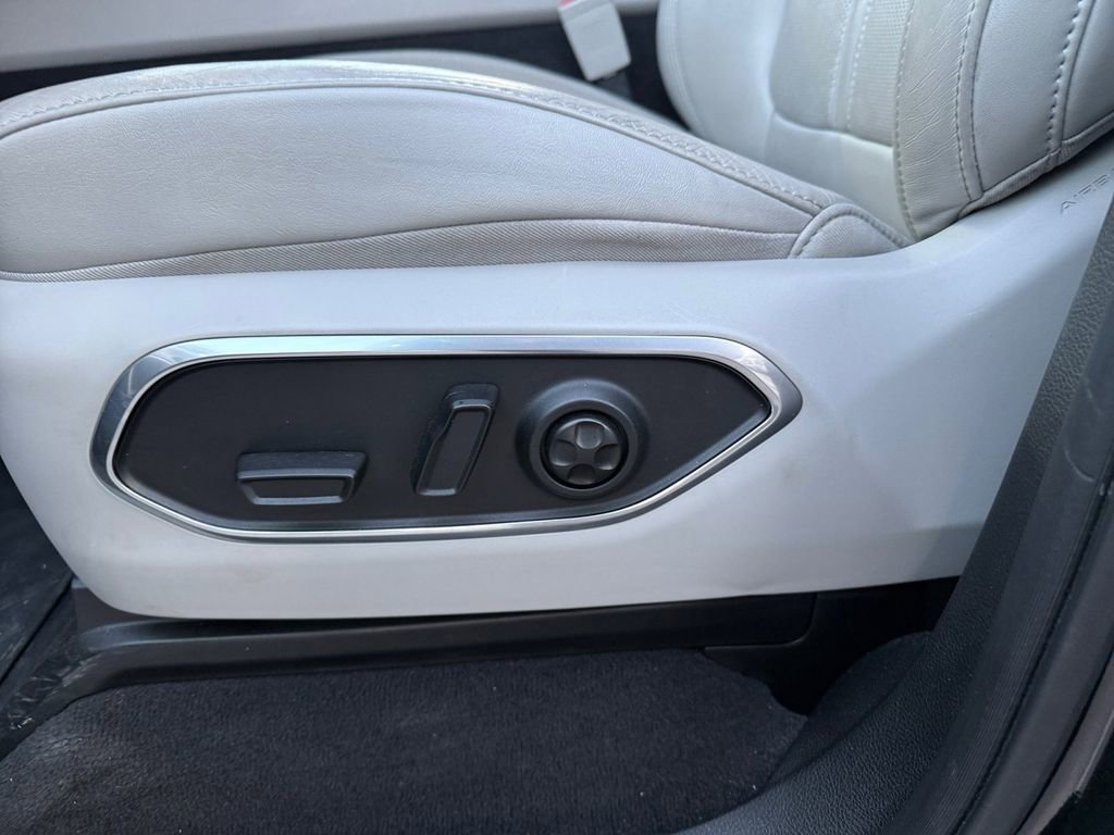 Used 2024 Jeep Wagoneer L Series III w/ Flexible Seating Group image 13