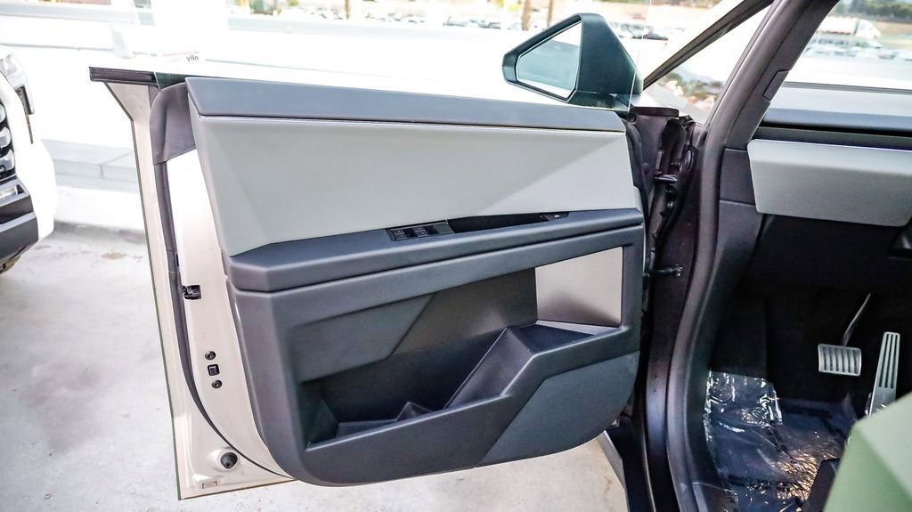 Used 2024 Tesla Cybertruck AWD Crew Cab image 25