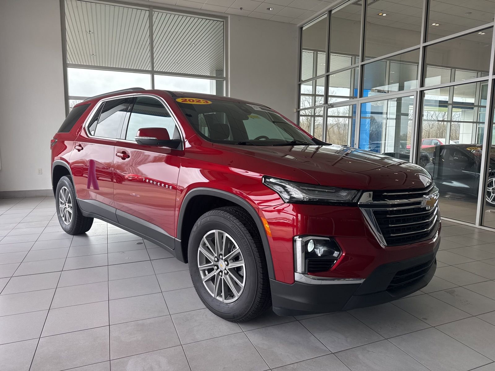 Used 2023 Chevrolet Traverse LT image 3