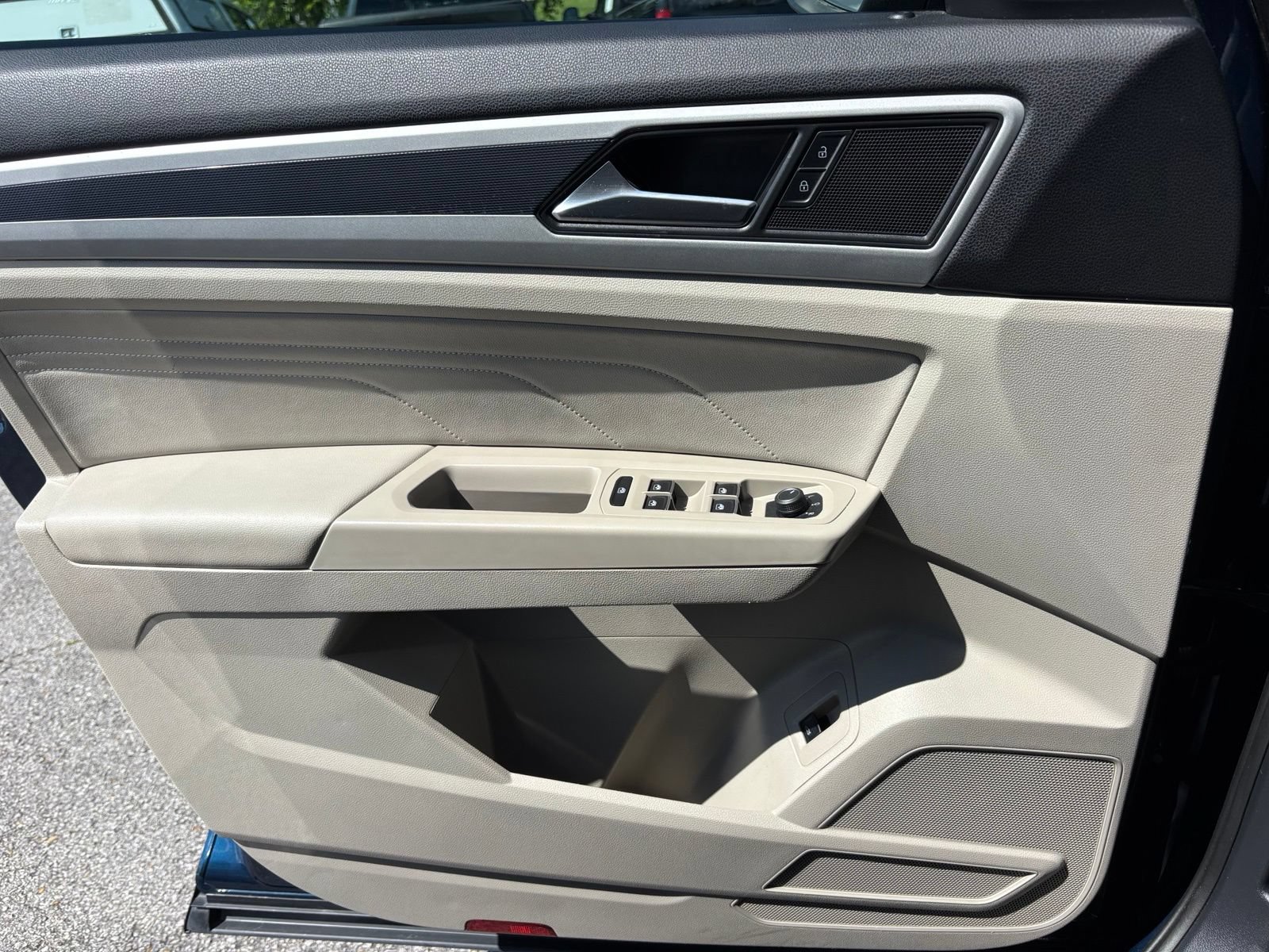 Used 2022 Volkswagen Atlas SEL R-Line AWD/4WD image 12