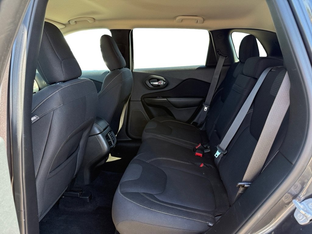 Used 2015 Jeep Cherokee Latitude FWD image 13