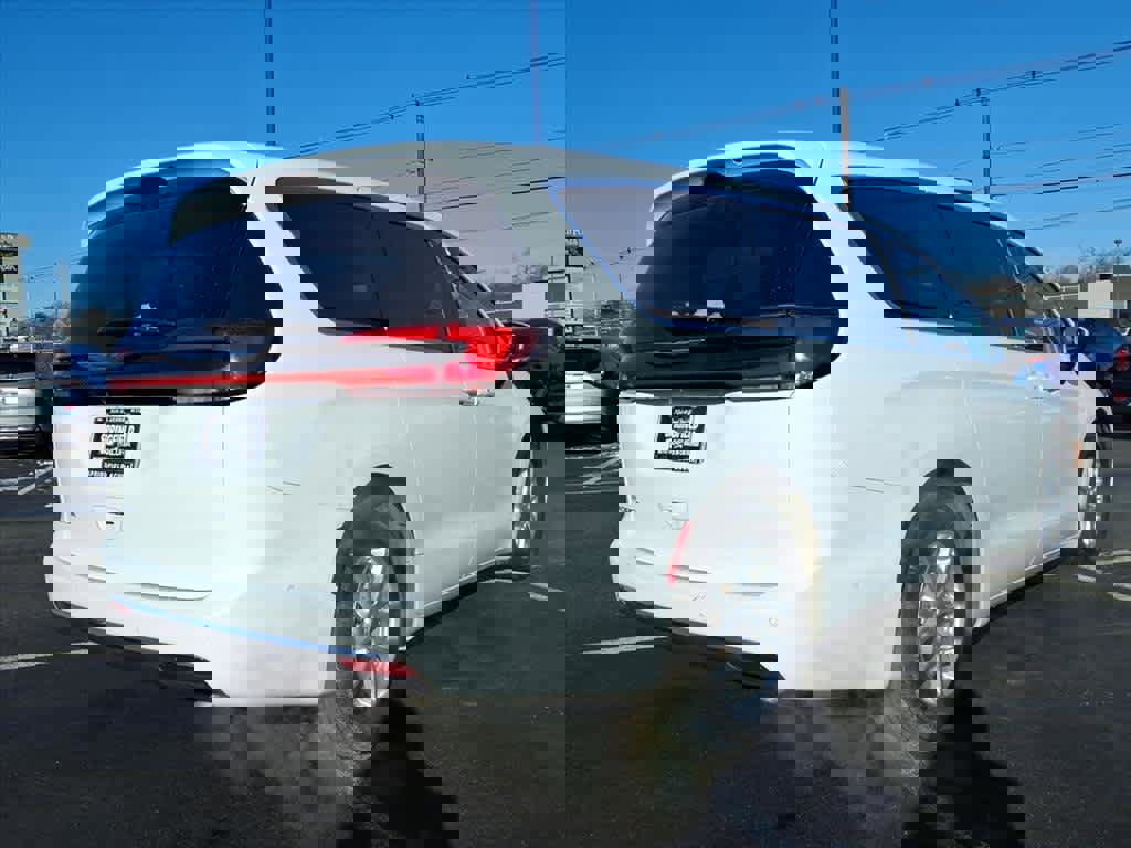 Used 2023 Chrysler Pacifica Touring-L image 6