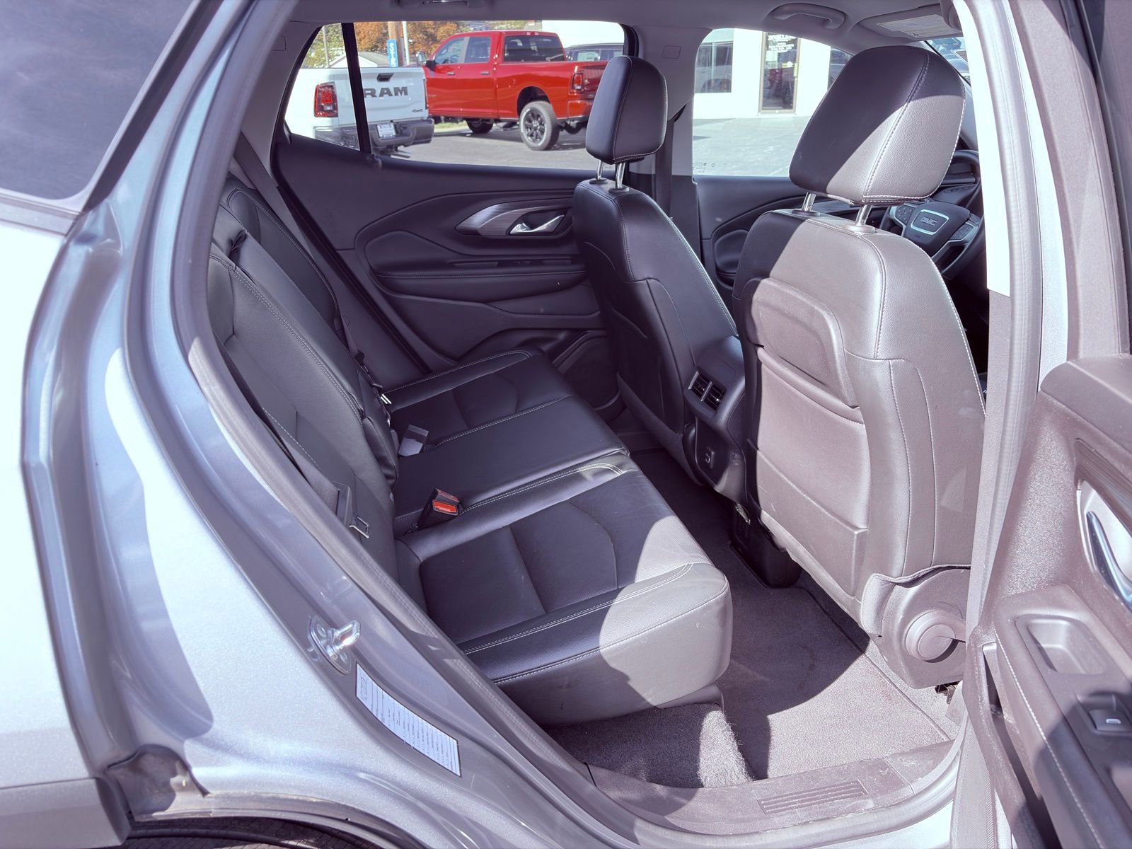 Used 2024 GMC Terrain SLT image 7