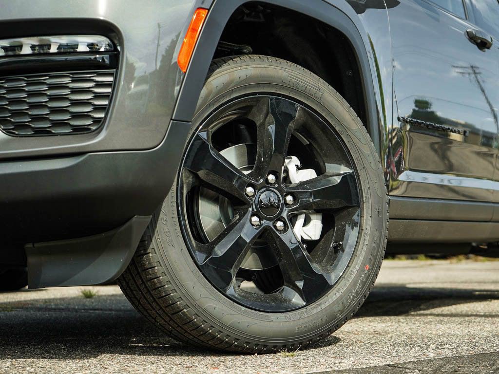 New 2025 Jeep Grand Cherokee Limited w/ Black Appearance Package image 5