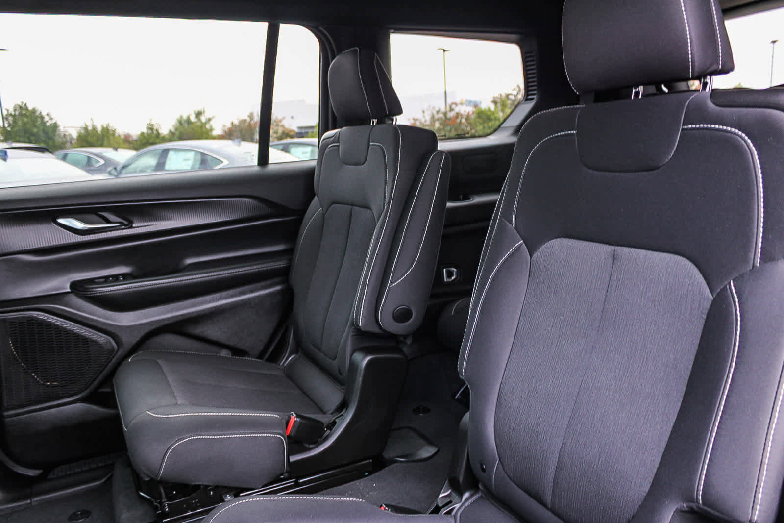 Used 2025 Jeep Grand Cherokee L Laredo image 18