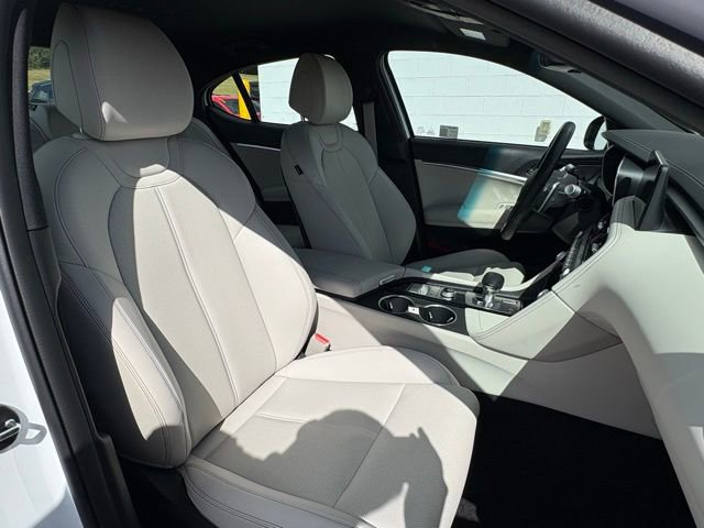 Used 2025 Genesis G70 2.5T image 30