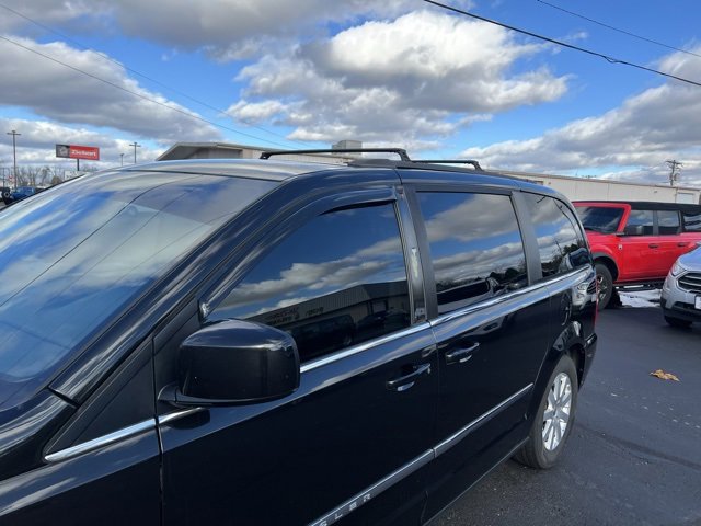 Used 2016 Chrysler Town & Country Touring image 10