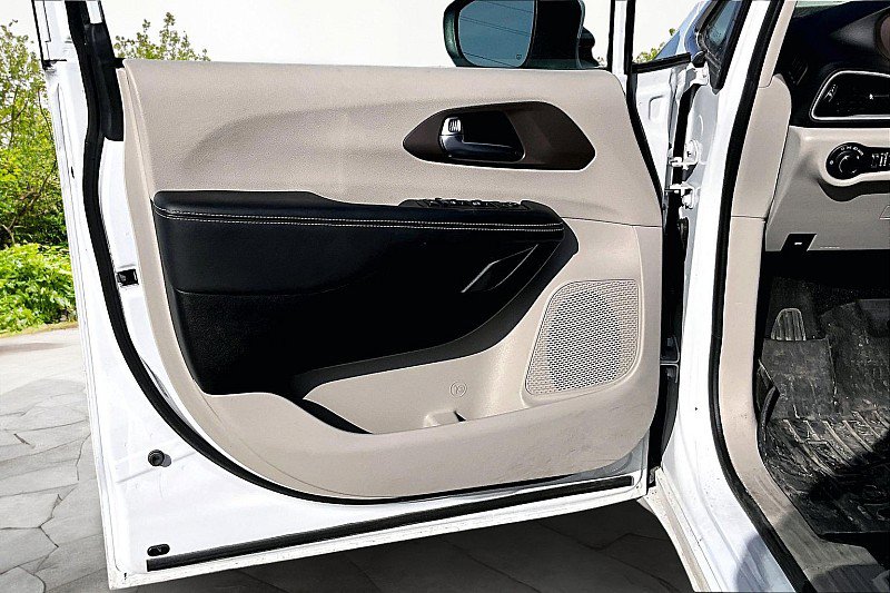 Used 2023 Chrysler Voyager LX FWD image 19