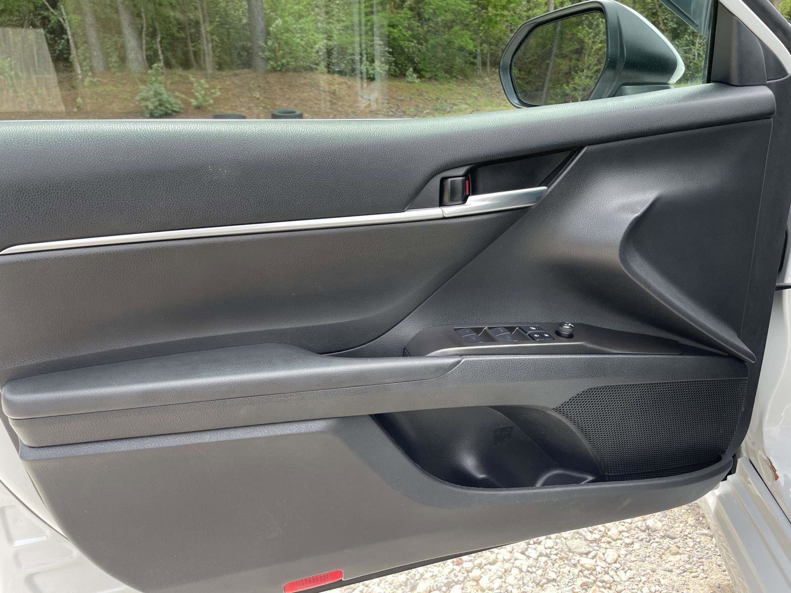 Used 2022 Toyota Camry SE image 5