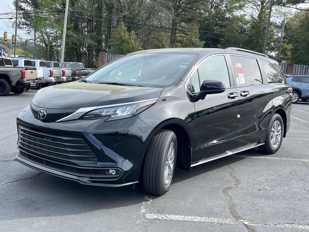 New 2026 Toyota Sienna XLE image 5