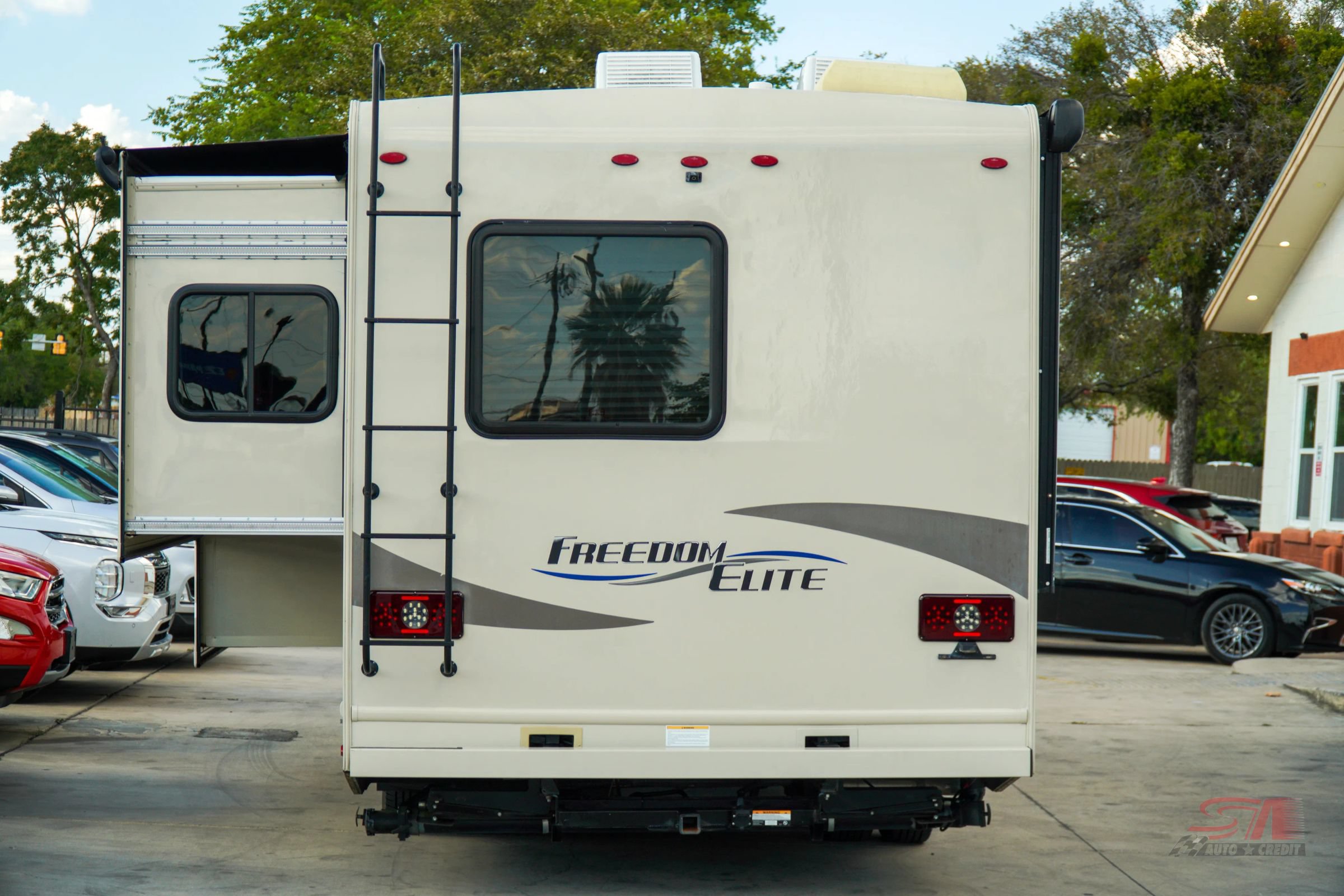 Used 2017 Ford E-350 and Econoline 350 Super Duty w/ Motorhome Prep Package RWD image 5