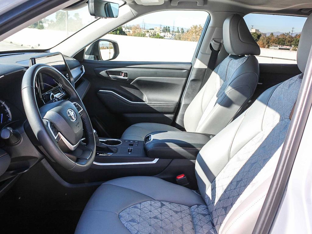 Used 2023 Toyota Highlander Bronze Edition image 18