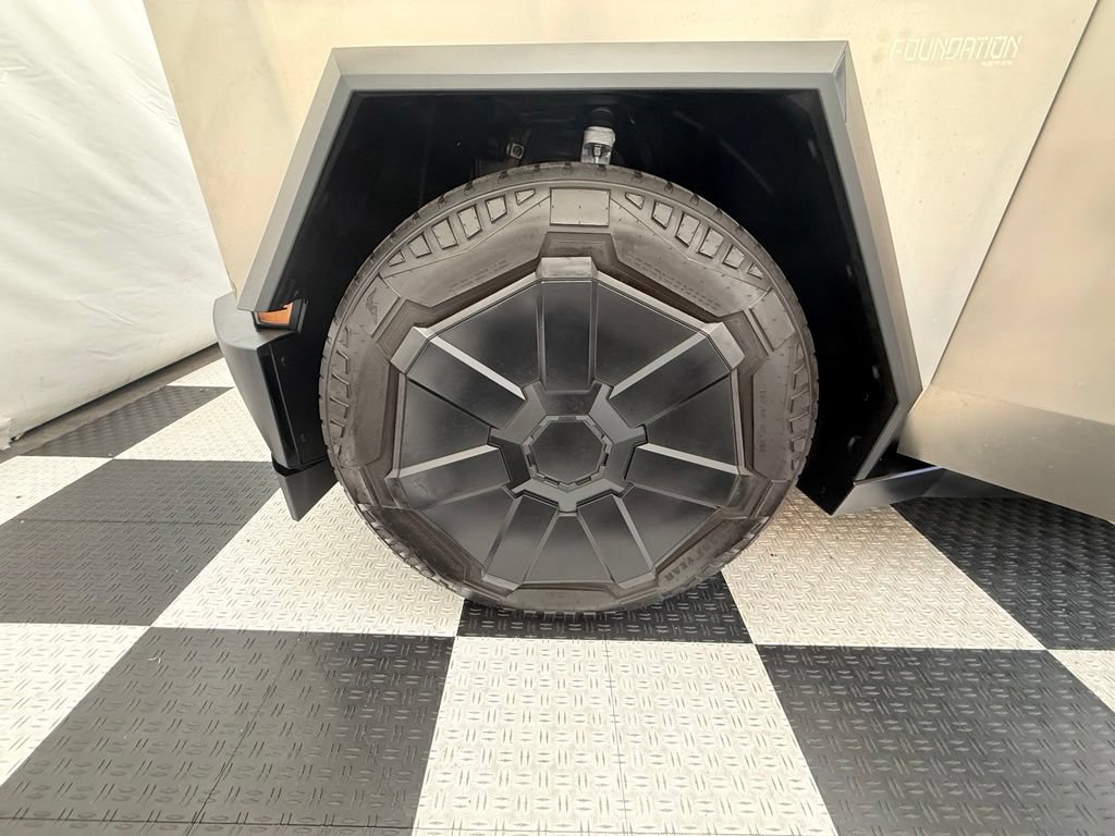 Used 2024 Tesla Cybertruck AWD Crew Cab image 11