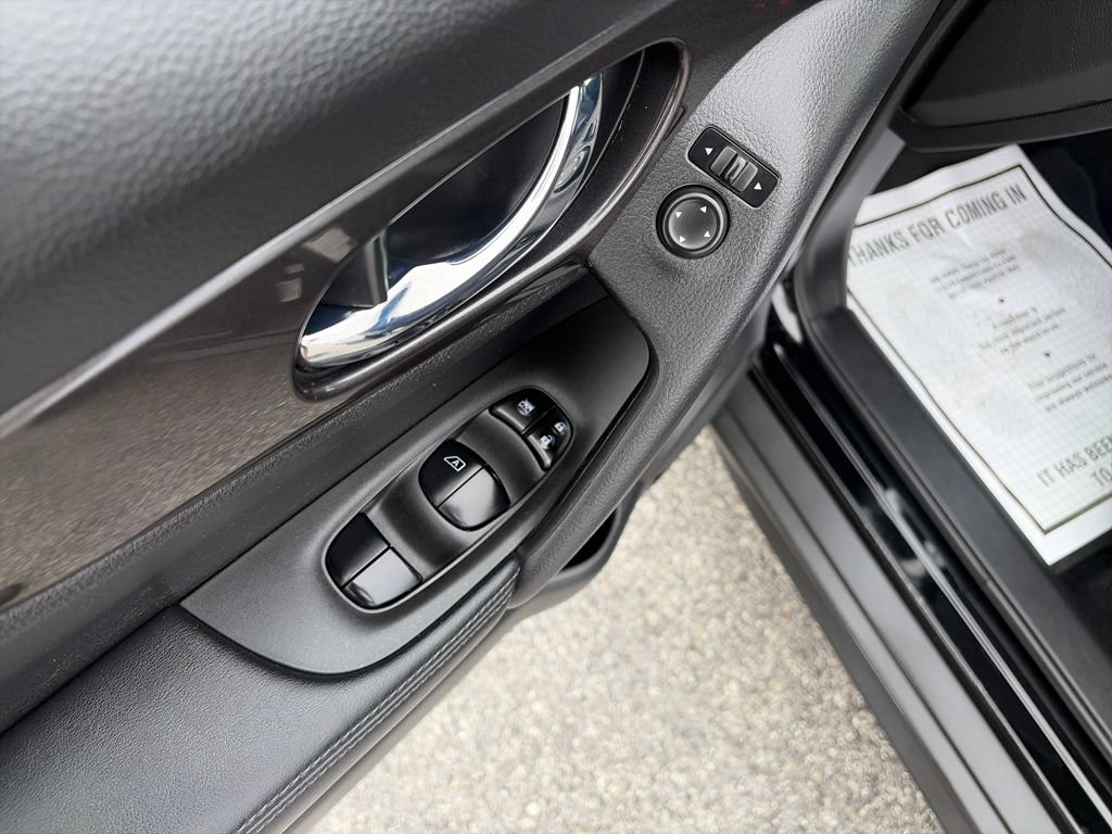 Used 2018 Nissan Rogue SV AWD/4WD image 12