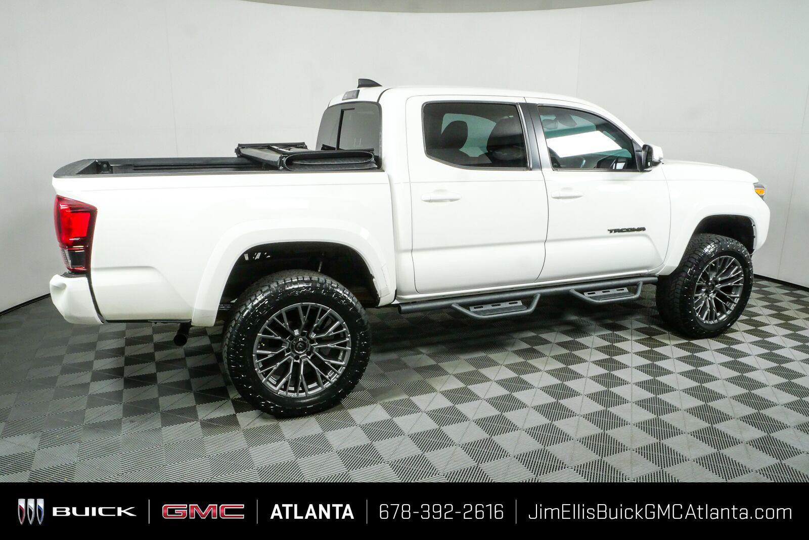 Used 2022 Toyota Tacoma SR5 w/ Technology Package RWD image 2