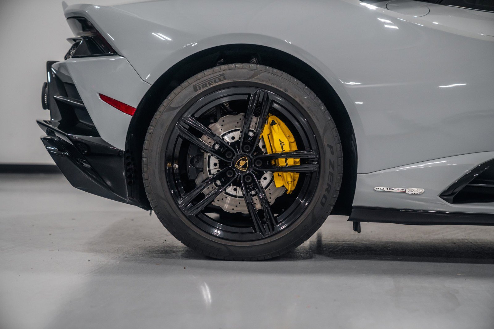 Used 2020 Lamborghini Huracan EVO image 11