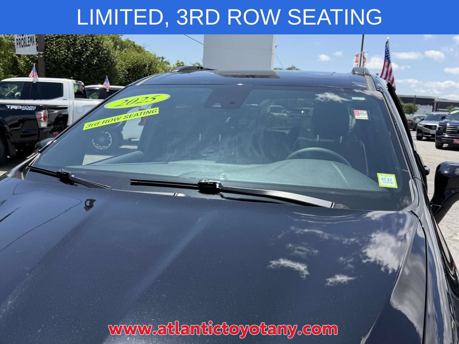 Used 2025 Chrysler Pacifica Limited FWD image 11
