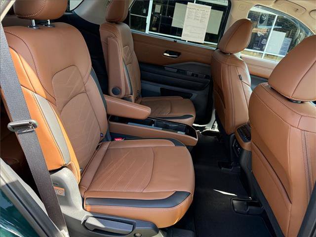 Used 2024 Nissan Pathfinder Platinum AWD/4WD image 18