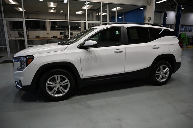 Used 2023 GMC Terrain SLE w/ Driver Convenience Package image 7
