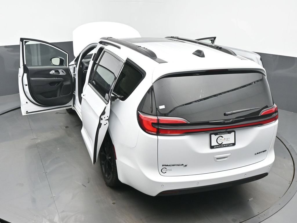 Used 2025 Chrysler Pacifica Limited image 64