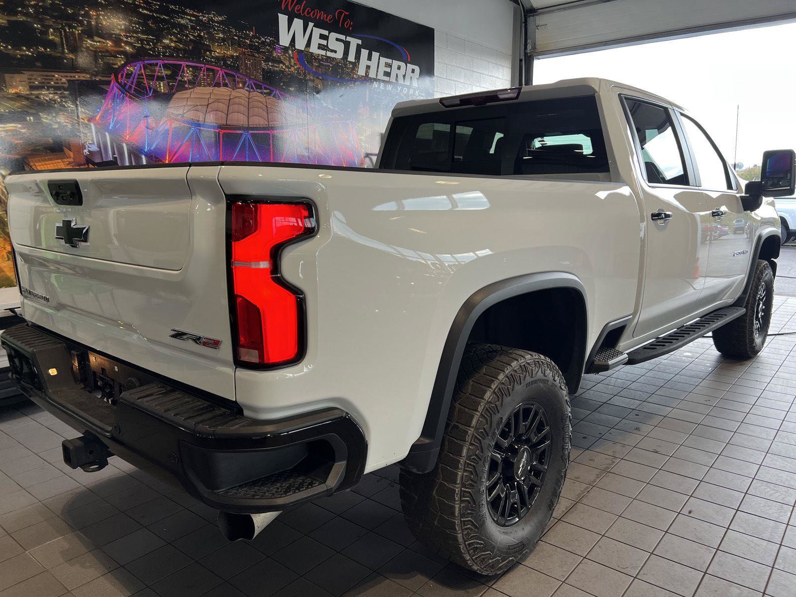 Used 2025 Chevrolet Silverado 2500 ZR2 w/ Technology Package AWD/4WD image 7