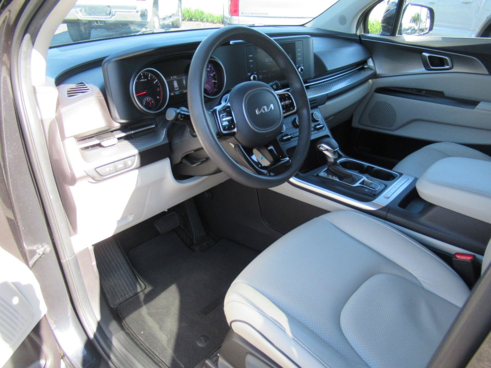 Used 2022 Kia Carnival LX FWD image 21