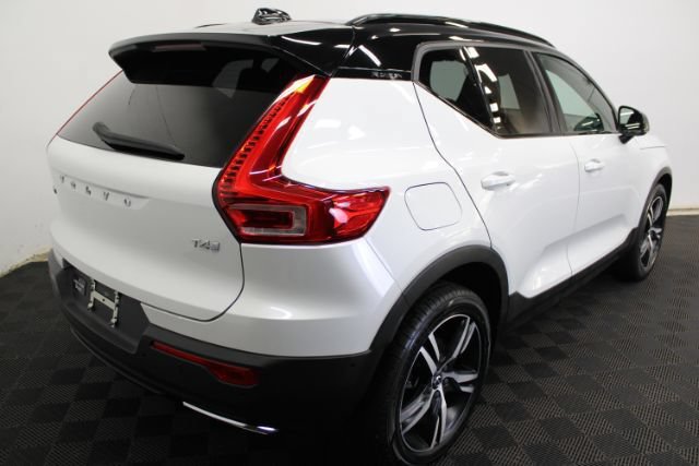 Used 2019 Volvo XC40 T4 R-Design FWD image 6