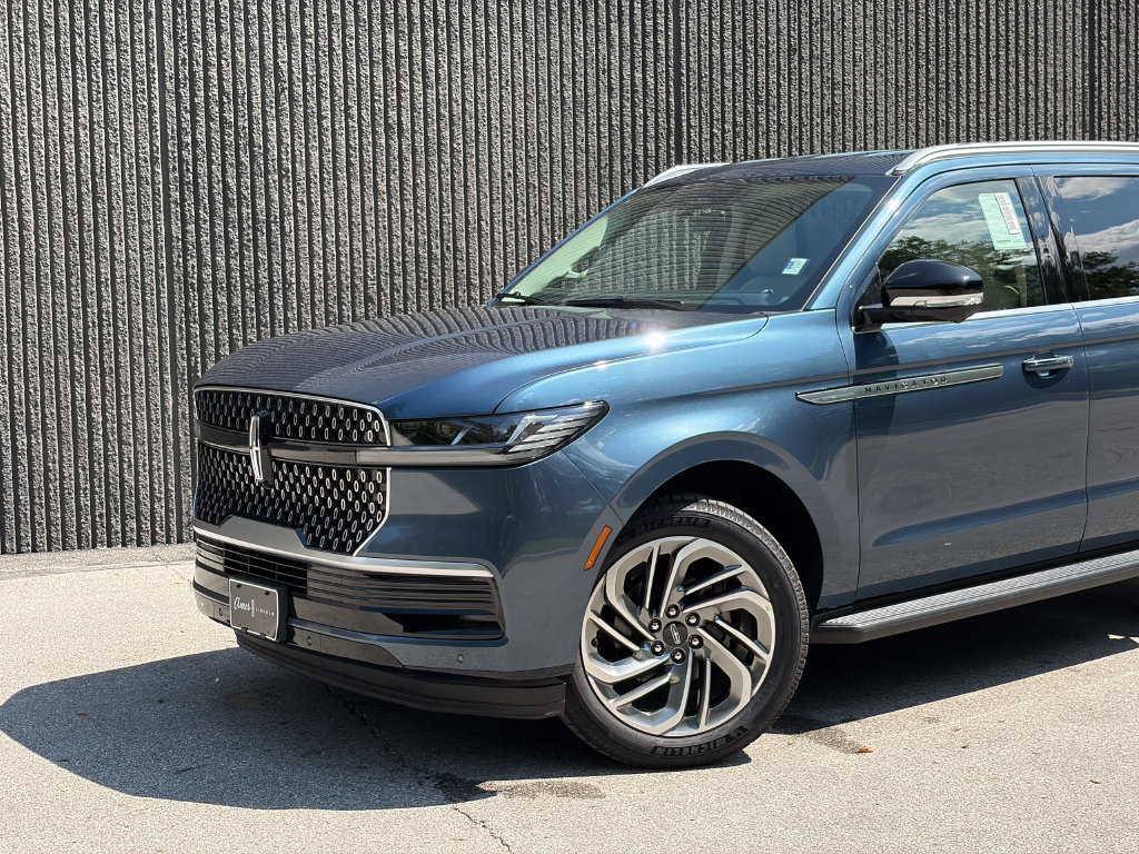 New 2027 Lincoln Navigator Premiere AWD/4WD image 2