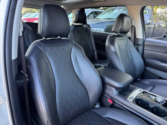 Used 2025 Kia Carnival SX w/ SX Dark Edition Package FWD image 19