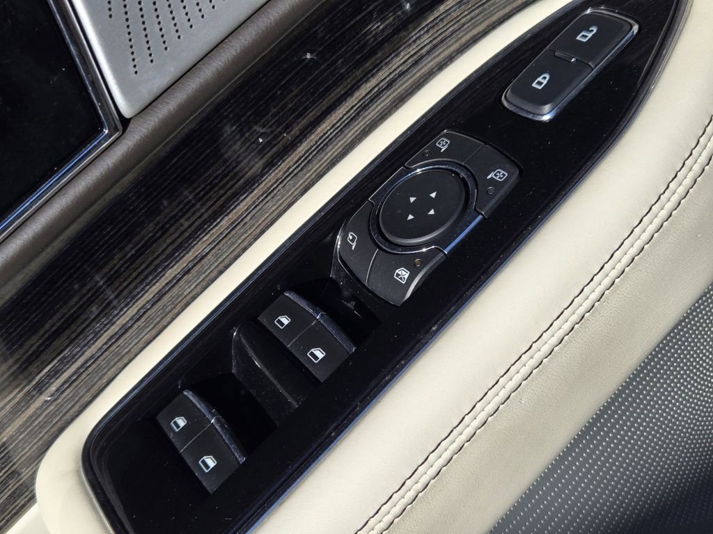 Used 2020 Lincoln Navigator Black Label w/ Cargo Convenience Package image 26