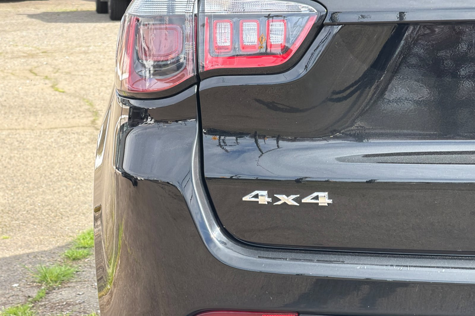 Used 2024 Jeep Compass Latitude image 8