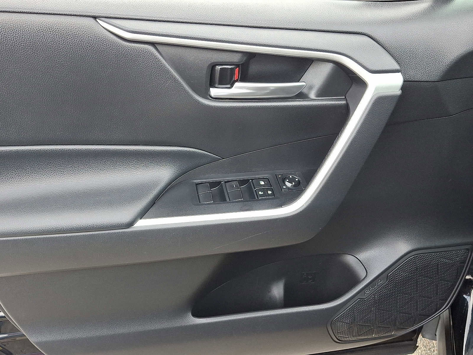 Certified 2021 Toyota RAV4 XLE w/ Convenience Package image 15