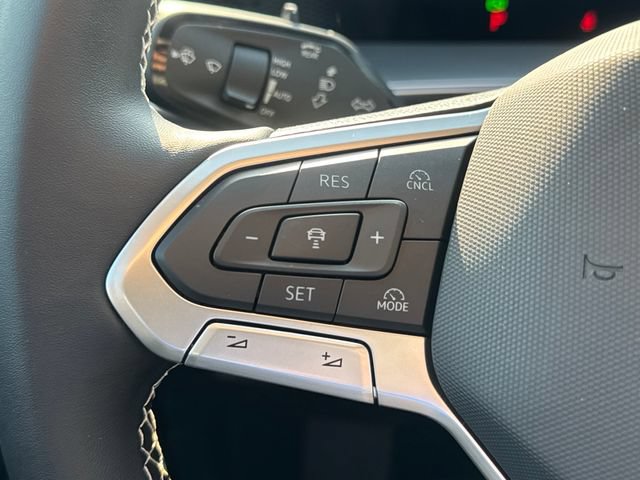 Used 2025 Volkswagen Tiguan SE FWD image 31