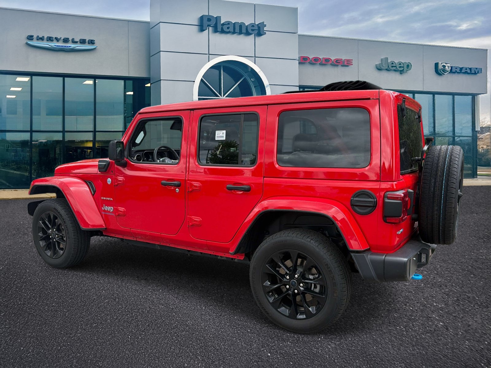 Used 2024 Jeep Wrangler Unlimited Sahara w/ Technology Group AWD/4WD image 3