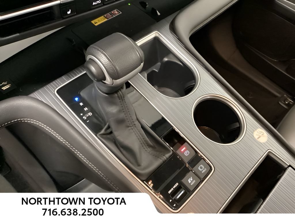 Used 2025 Toyota Sienna XLE FWD image 18