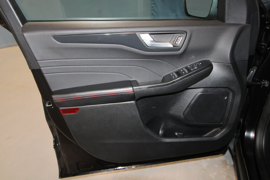 Used 2025 Ford Escape ST-Line Select w/ Class II Trailer Tow Package AWD/4WD image 5