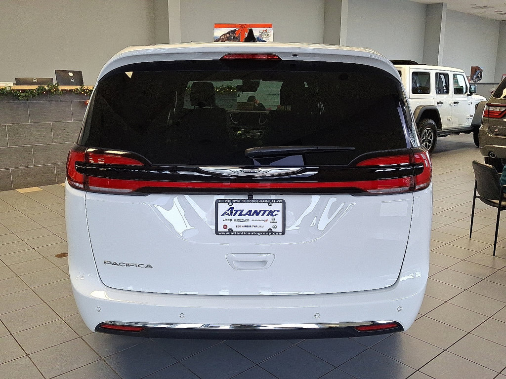 New 2026 Chrysler Pacifica Select image 6