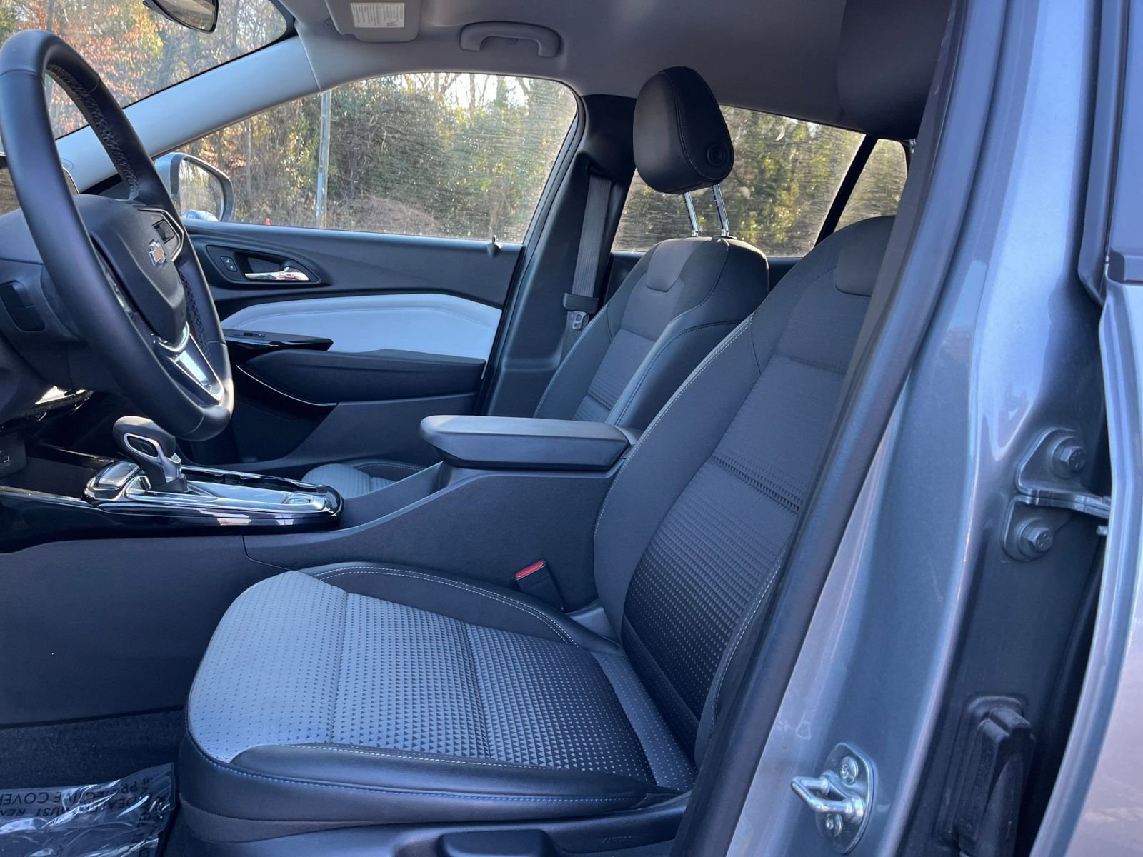 Used 2025 Chevrolet Trax LT w/ LT Convenience Package image 25