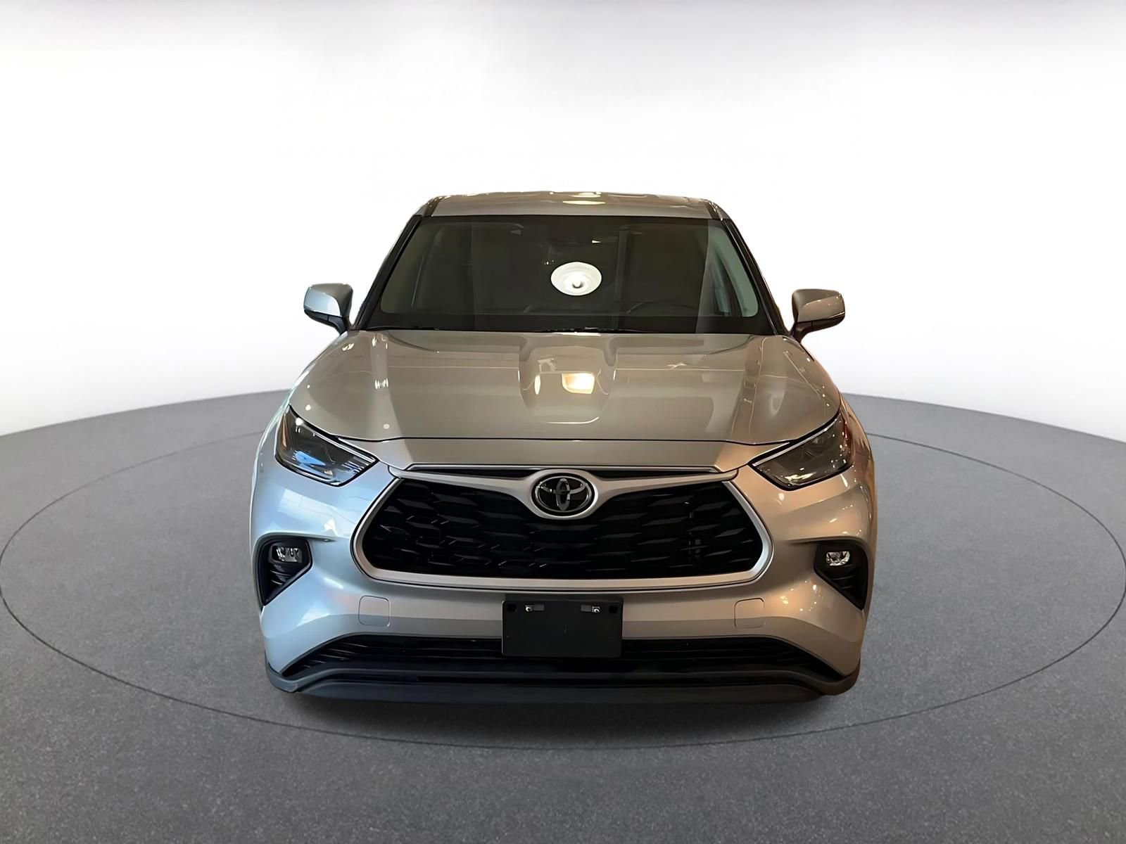 Used 2025 Toyota Highlander LE image 4