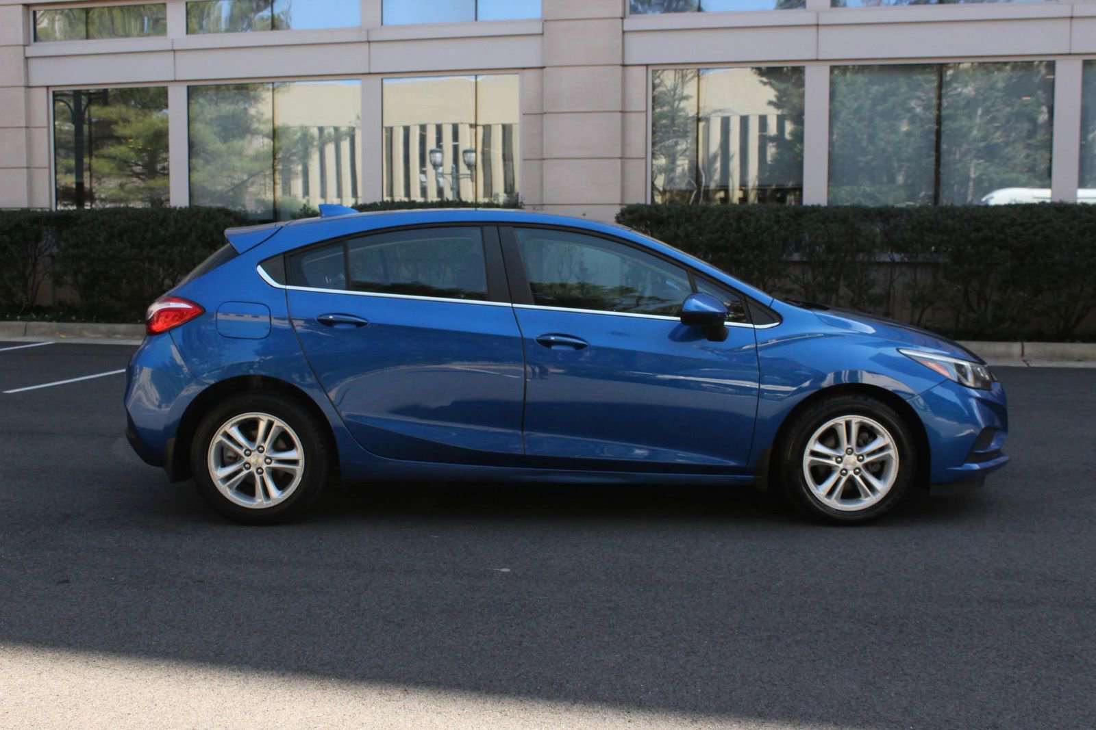 Used 2018 Chevrolet Cruze LT w/ Convenience Package FWD image 6