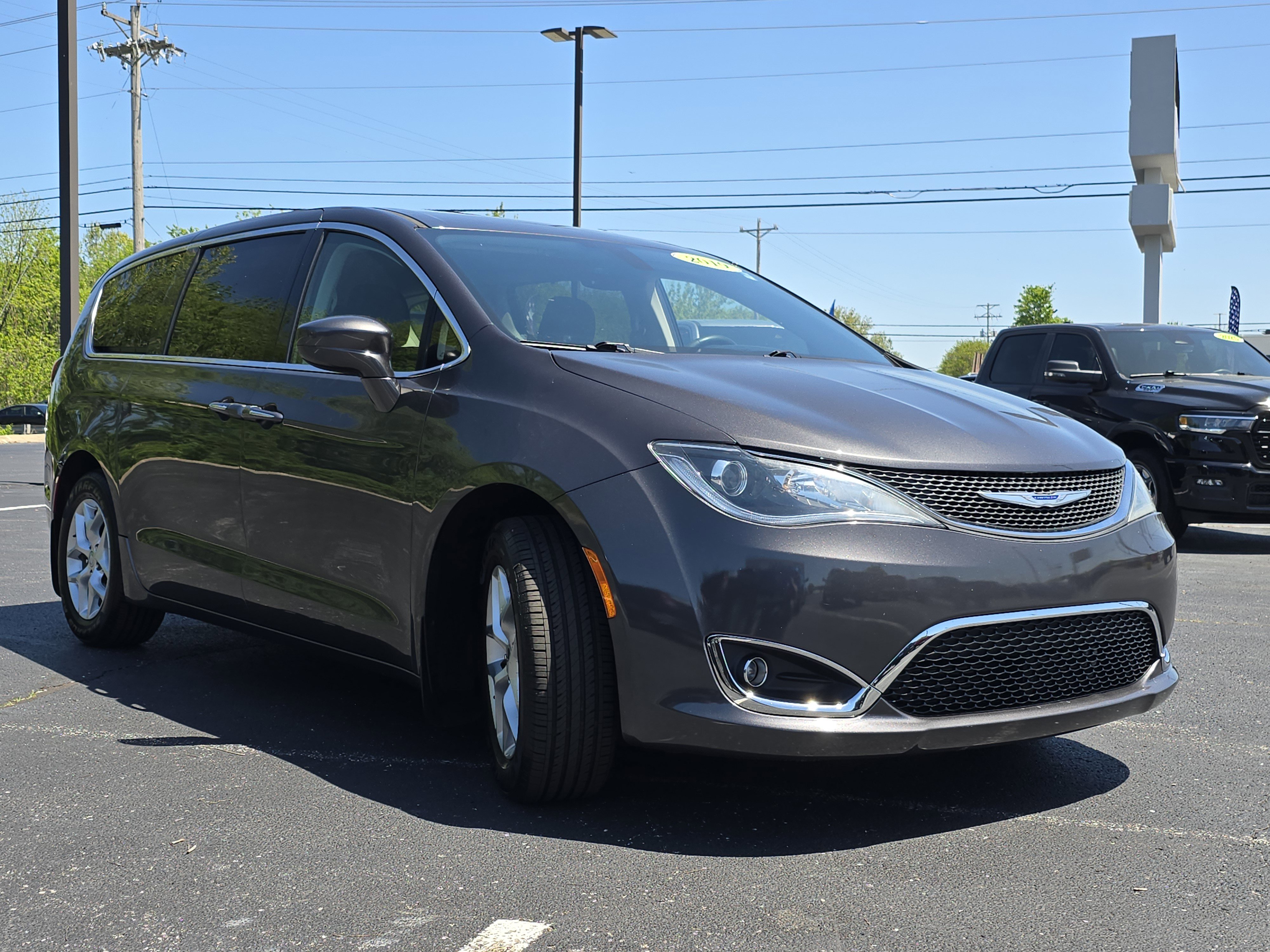 Used 2019 Chrysler Pacifica Touring Plus w/ Tire & Wheel Group FWD image 13