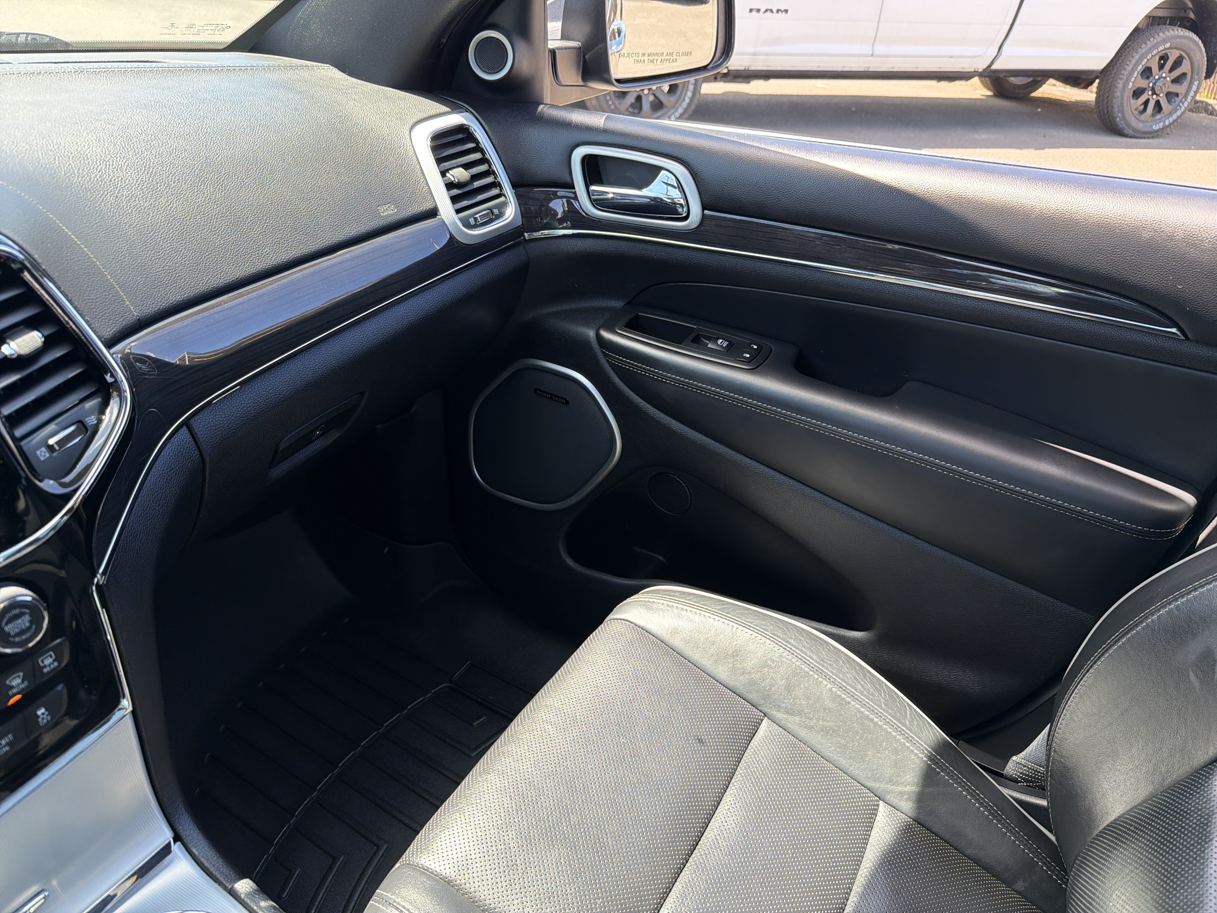 Used 2019 Jeep Grand Cherokee Overland AWD/4WD image 18