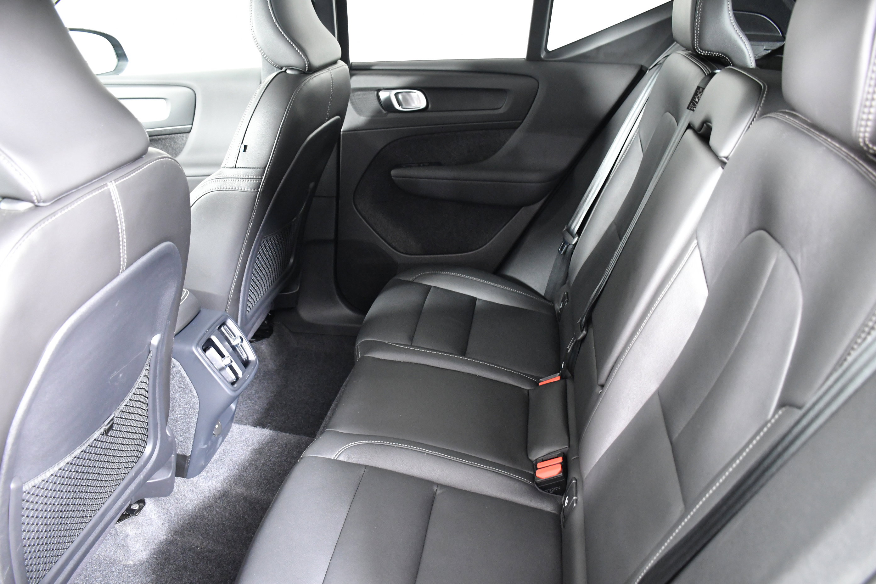 Used 2025 Volvo XC40 B5 Plus image 23