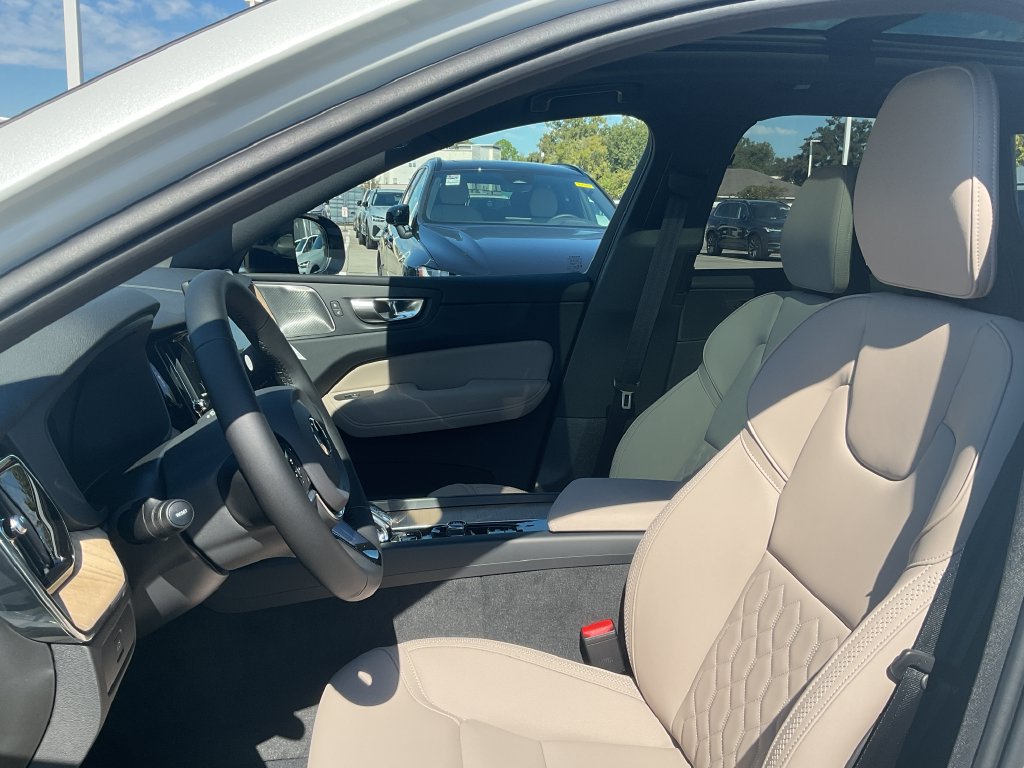 New 2027 Volvo XC60 B5 Plus AWD/4WD image 12